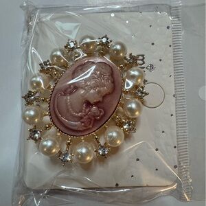 New Cameo fashion brooch